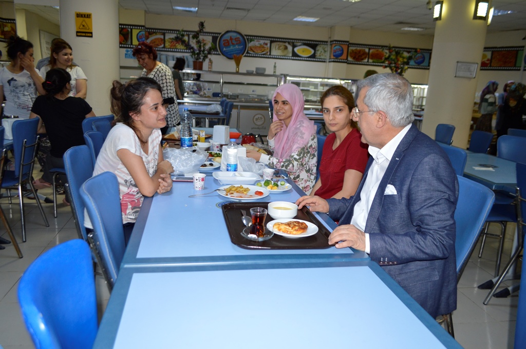 Rektör Prof. Dr. Niyazi Can Öğrencilerle Sahur Yaptı