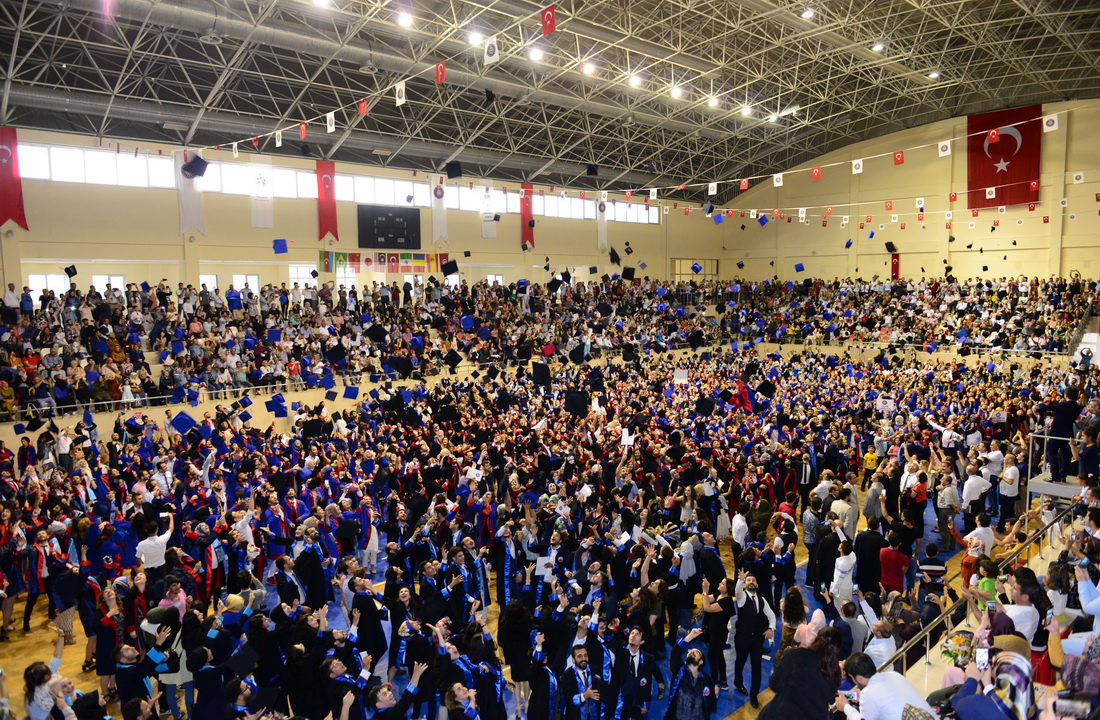 Üniversitemiz Mezunlarını Coşku ile Uğurladı 