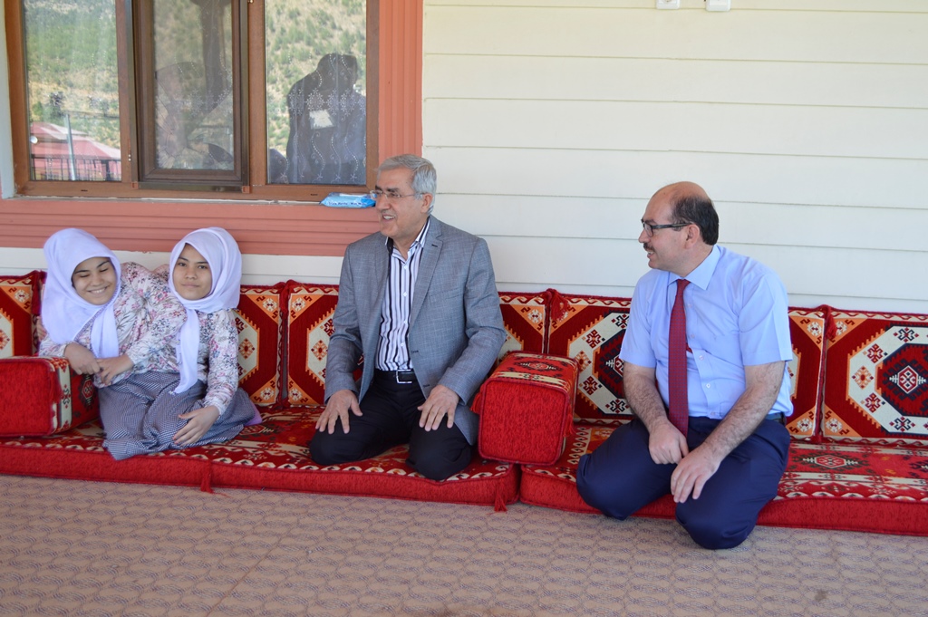 Üniversitemiz Rektörü Can, Siyam İkizleri Ayşe ve Sema’yı Ziyaret Etti