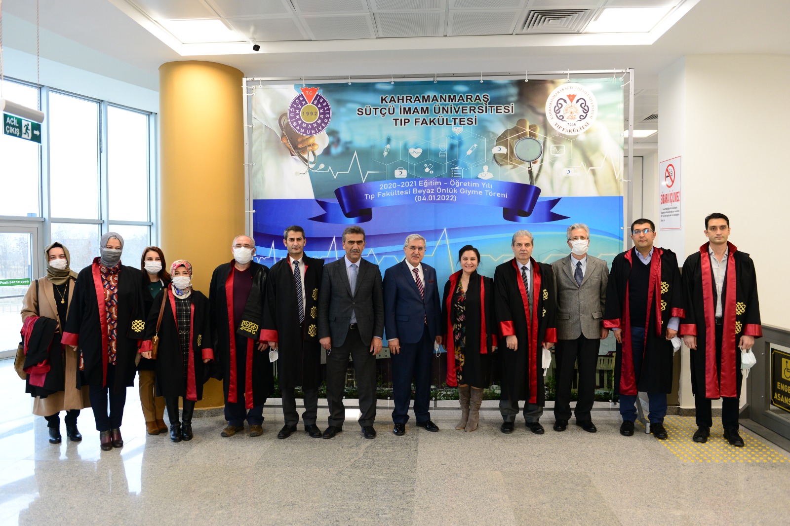 Üniversitemiz Tıp Fakültesi 2. Dönem Öğrencilerine Beyaz Önlükleri Törenle Giydirildi