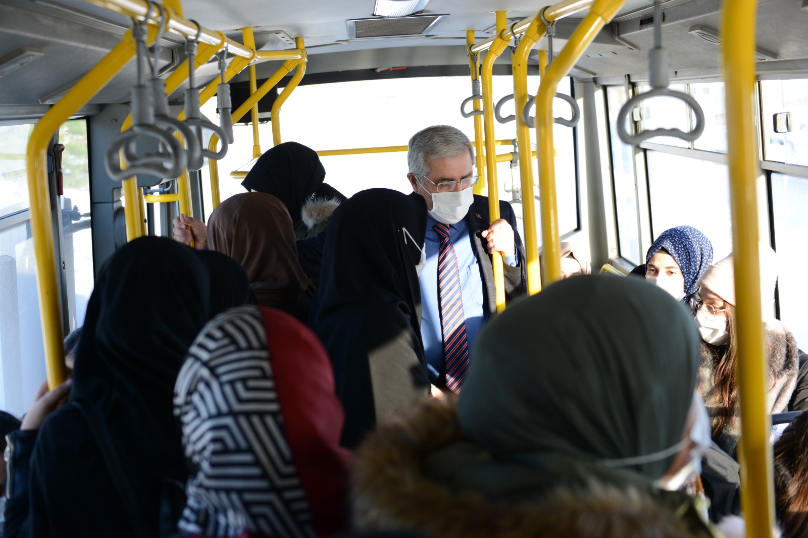 Üniversitemiz Rektörü Prof. Dr. Niyazi Can, Sınav Döneminde Öğrencilerle Bir Araya Geldi: Sınav Salonlarında ve Yolculuk Sırasında Sorunlarını Dinledi