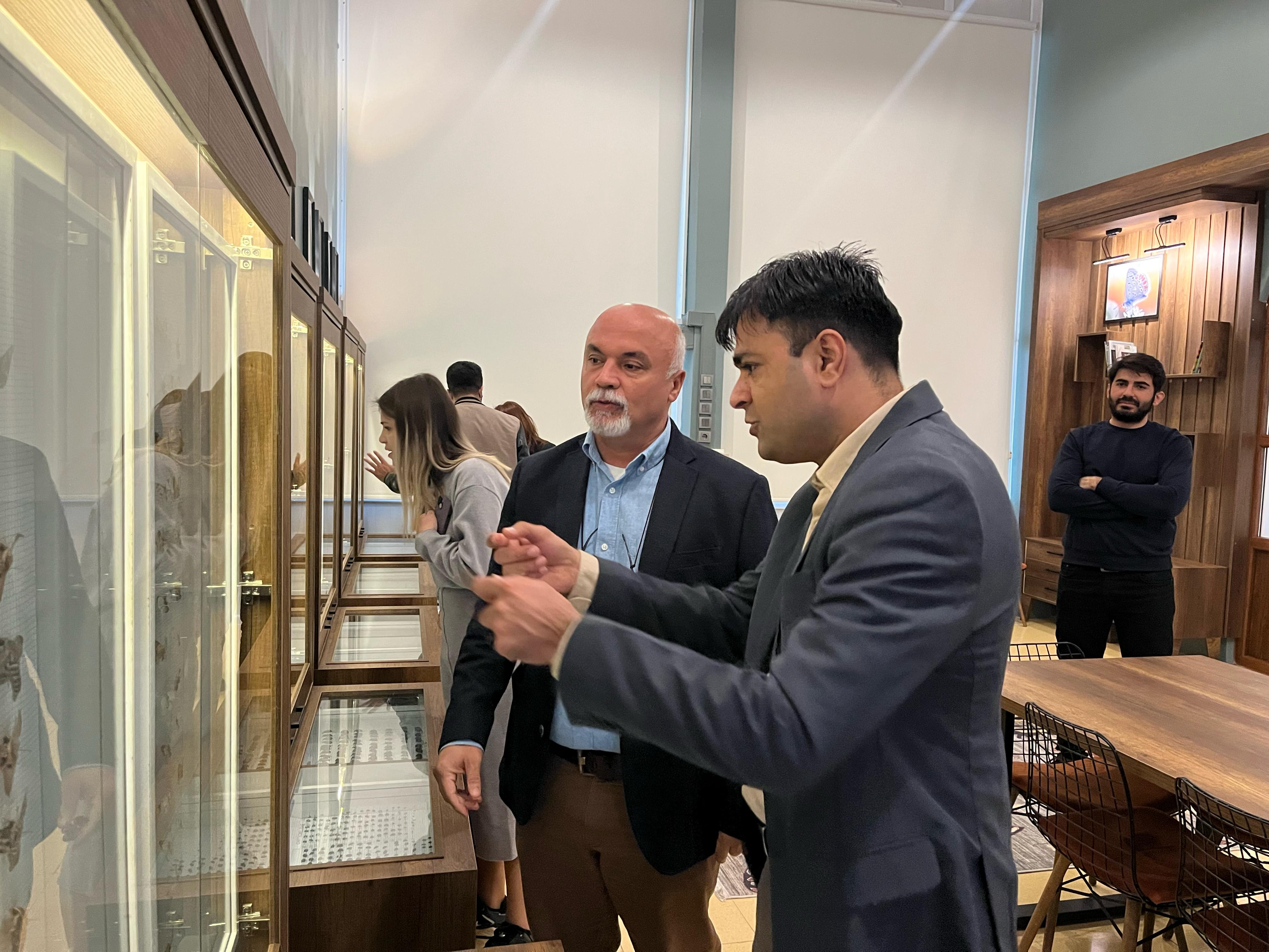 Hindistan RK University Teknoloji Fakültesi dekanı Dr. Amit M. Lathigara Üniversitemiz'de Erasmus Ofisini ziyarette bulunarak Erasmus İkili İşbirliği anlaşmaları, MoU ve işbirlikleri konusunda görüşmeler gerçekleşmiştir