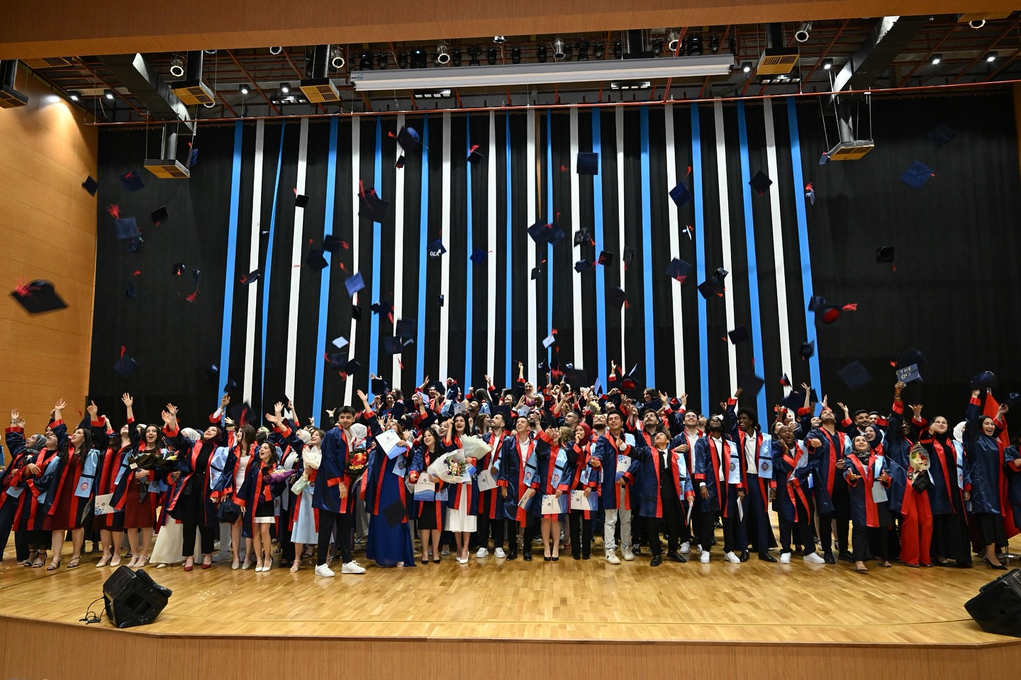 İktisadi ve İdari Bilimler Fakültesinde Mezuniyet Coşkusu