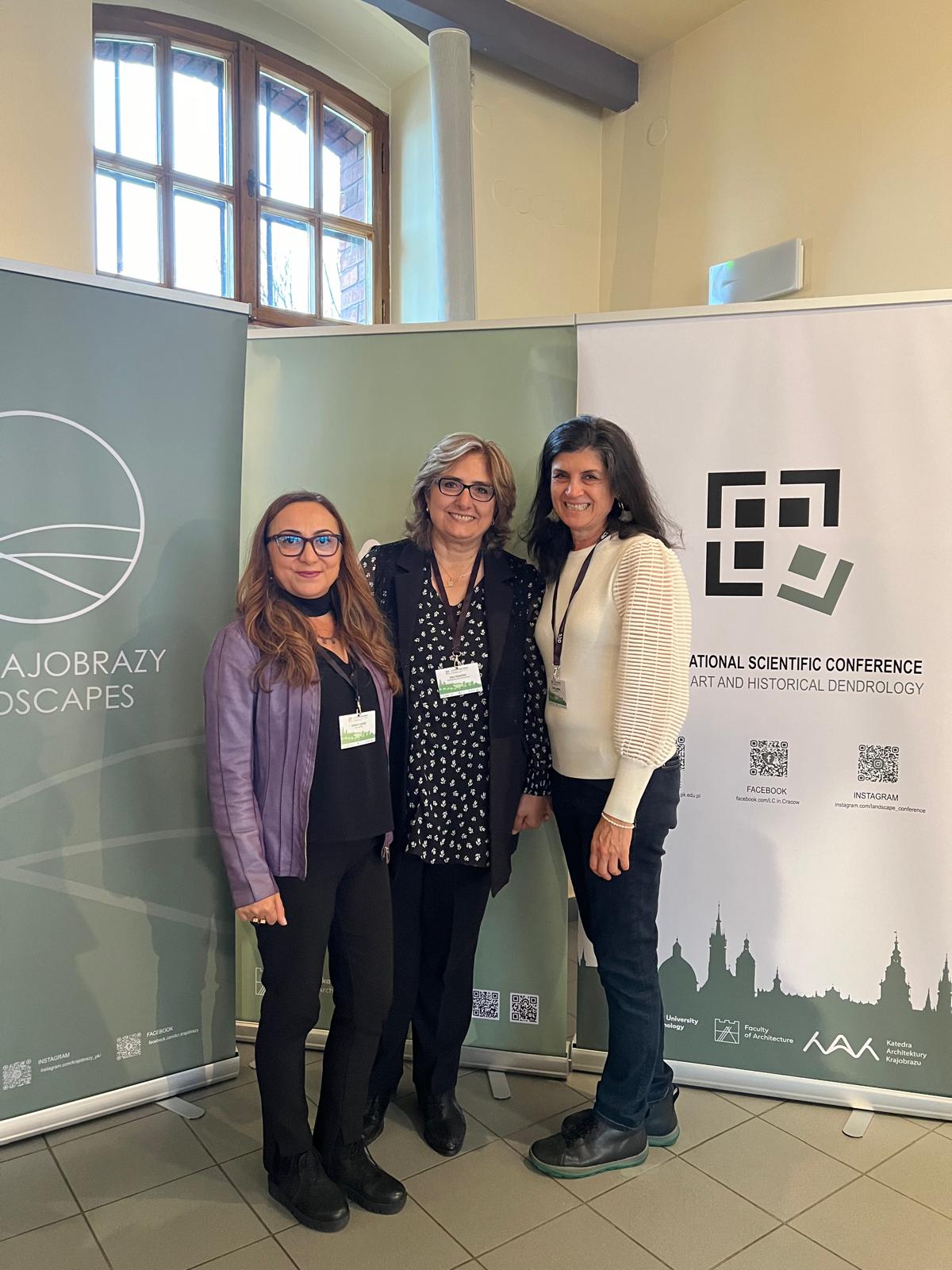 Bölüm Başkanımız Doç. Dr. Şule KISAKÜREK, Bartın Üniversitesi öğretim üyesi Prof. Dr. Sebahat AÇIKSÖZ ve Ankara Üniversitesi öğretim üyesi Prof. Dr. Nilgül KARADENİZ ile birlikte hazırlamış oldukları başlıklı bildiri ile Polonya’nın Kraków kentinde düzenlenen XXXII International Landscape Conference’a, katılım sağlamıştır .