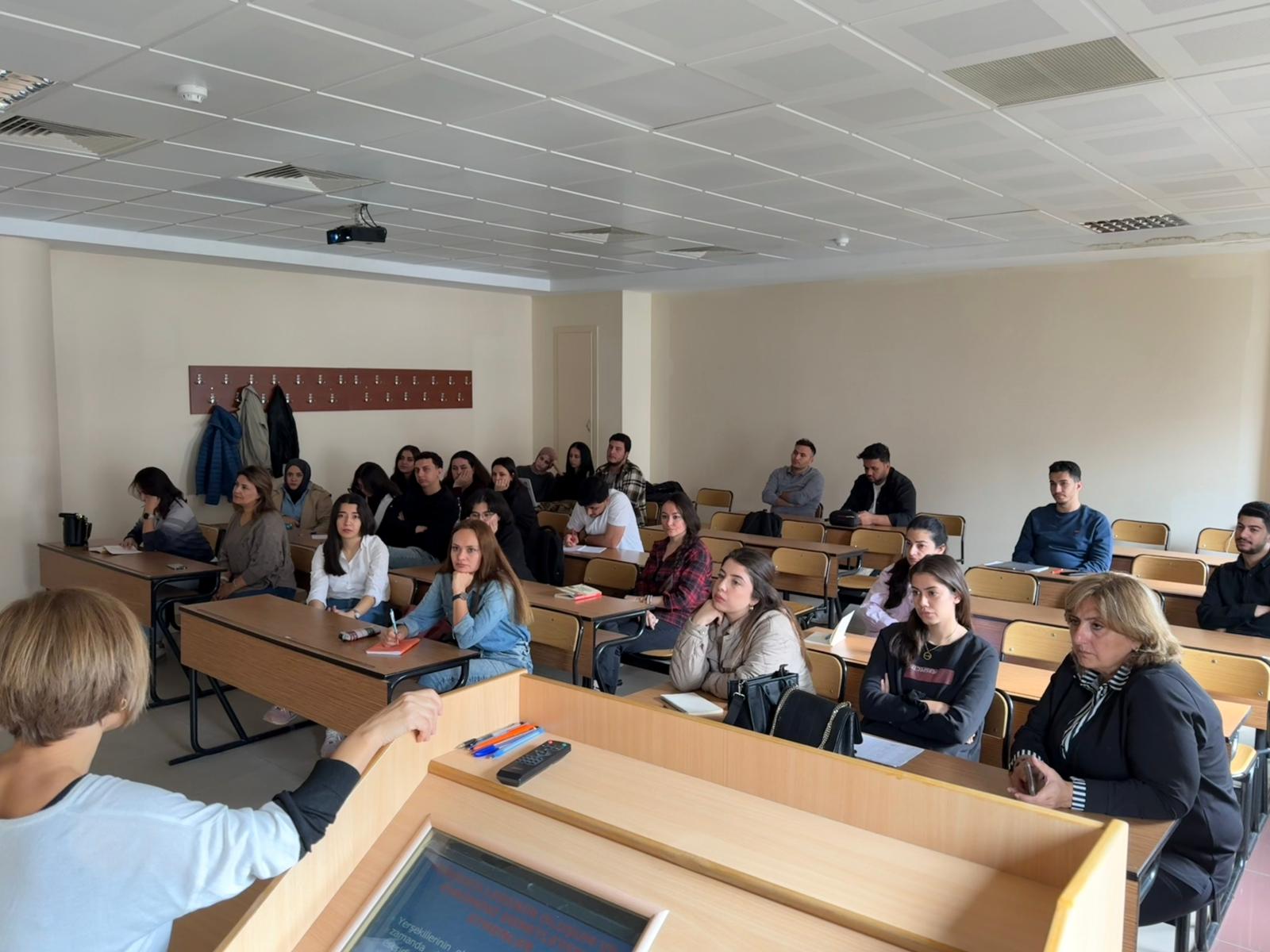 Doç. Dr. Şule Kısakürek tarafından verilmekte olan Peyzaj analizi dersi kapsamında 13.11.2025 tarihinde Jeomorfoloji konusunu Jeoloji mühendisliği öğretim üyesi Prof. Dr. Güldemin Darbaş anlatmıştır.