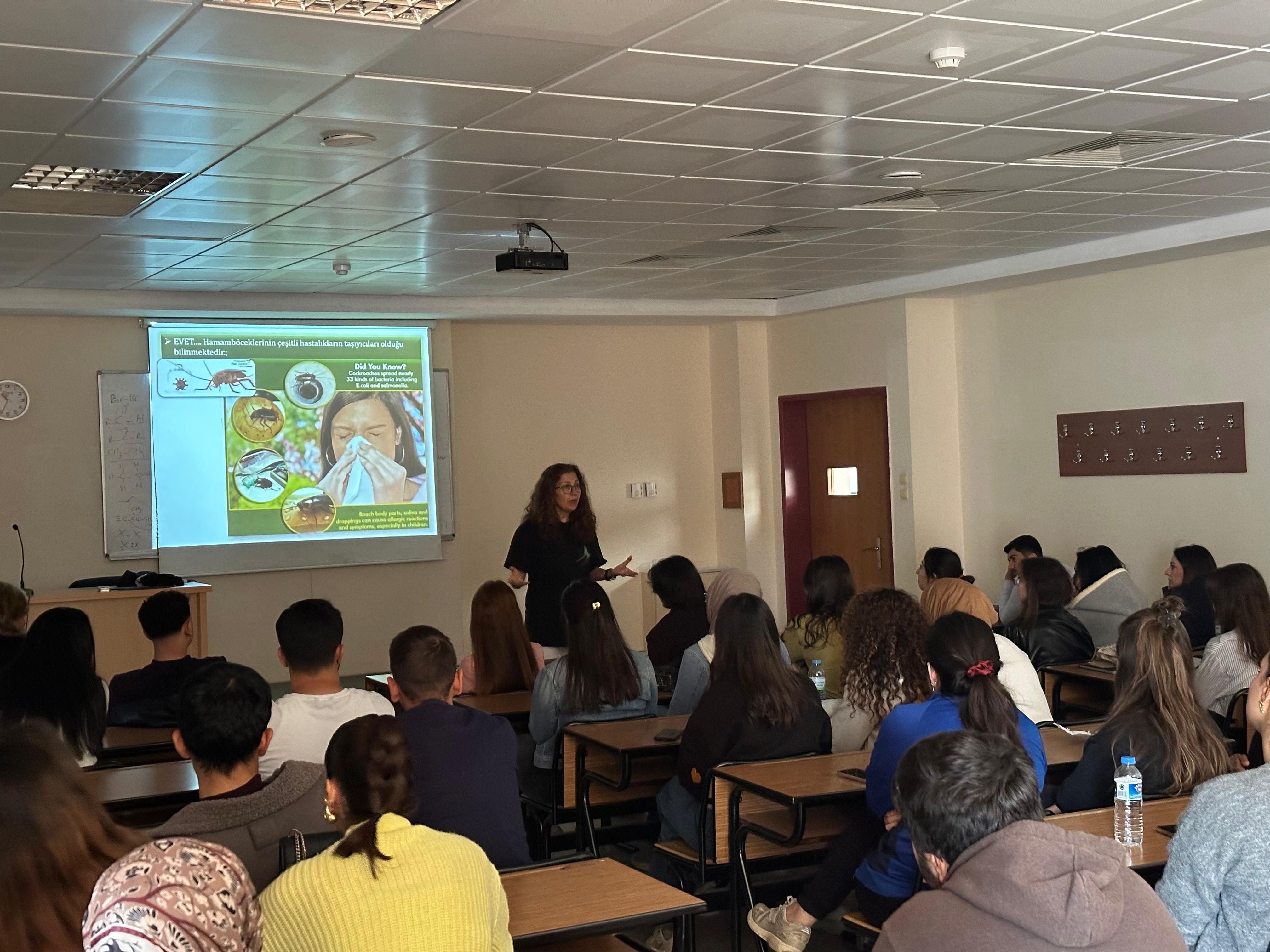 Doç. Dr. Şule Kısakürek’in vermekte olduğu Peyzaj Planlama, peyzaj analizi ve çevre koruma dersleri kapsamında 14.11.2025 tarihinde Fen Fakültesi biyoloji bölümü öğretim üyesi Dr. Öğretim Üyesi Özlem Güven tarafından “Böceklerin ekosistemdeki yeri”başlıklı sunum gerçekleştirilmiştir.
