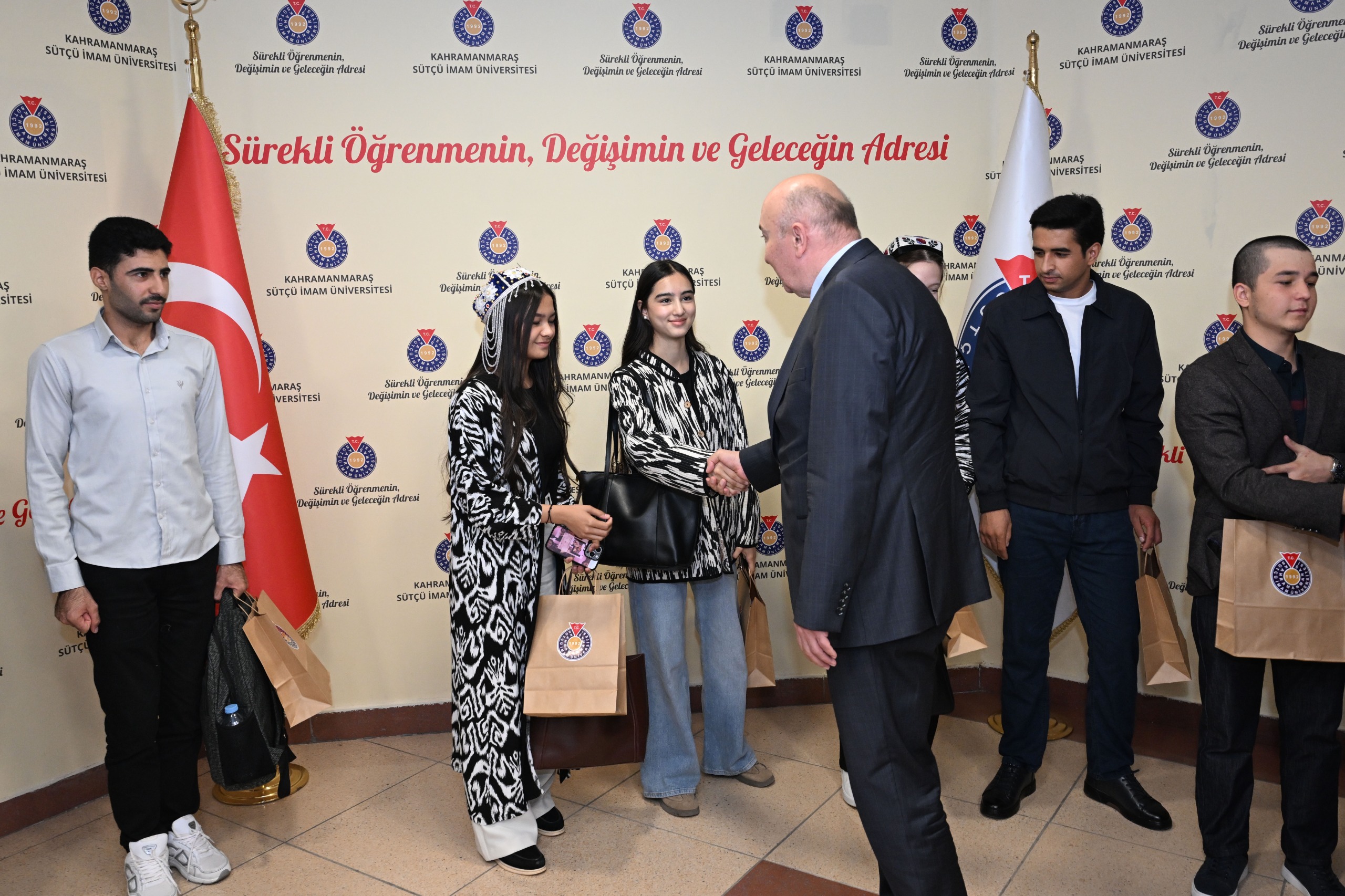 Uluslararası Öğrencilerden KSÜ Rektörü Prof. Dr. Alptekin Yasım’a Ziyaret