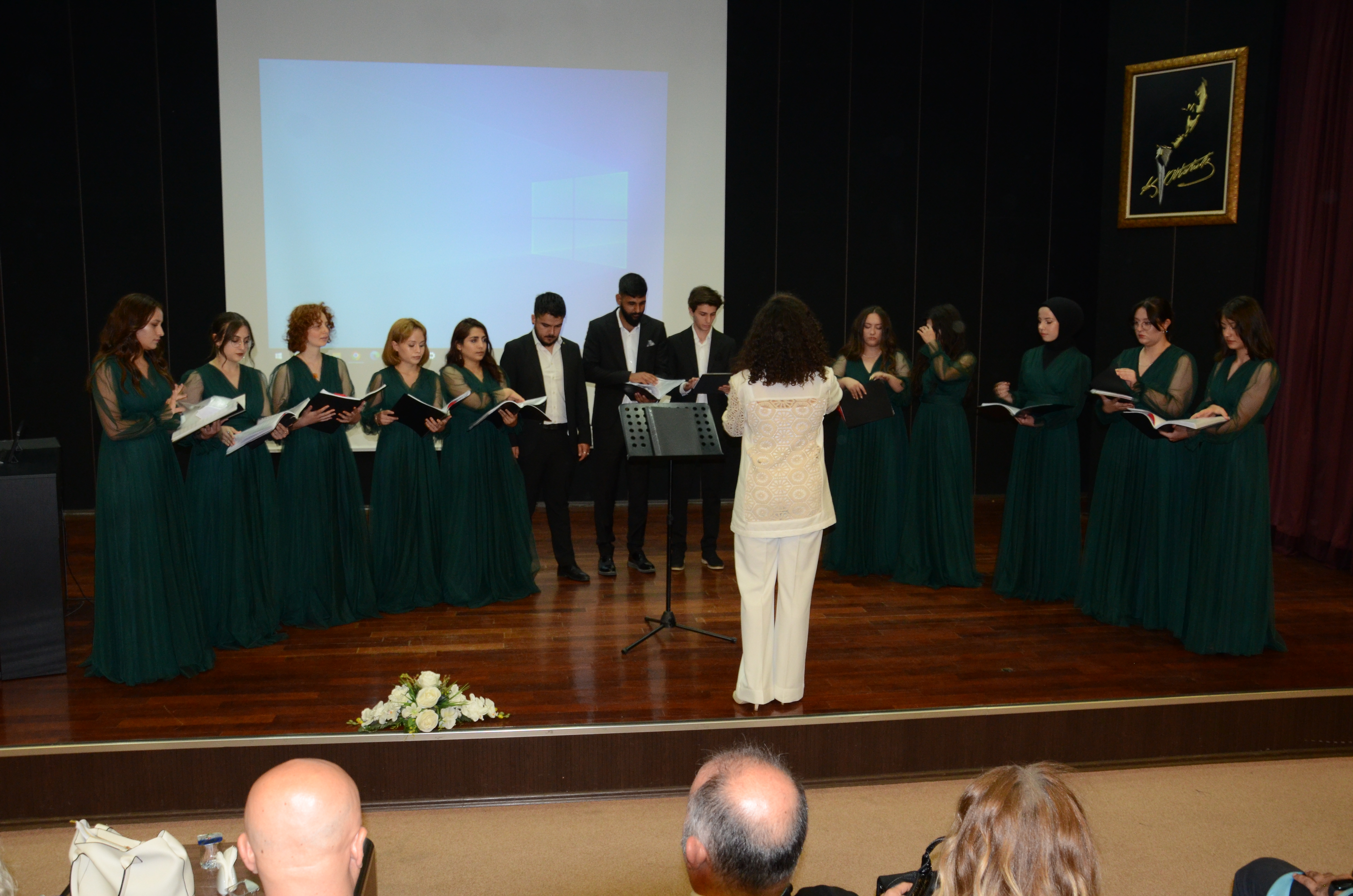 Kahramanmaraş Sütçü İmam Üniversitesi Güzel Sanatlar Fakültesi 2023-2024 Akademik Yılı mezunlarını düzenlenen mezuniyet töreni ile uğurladı.