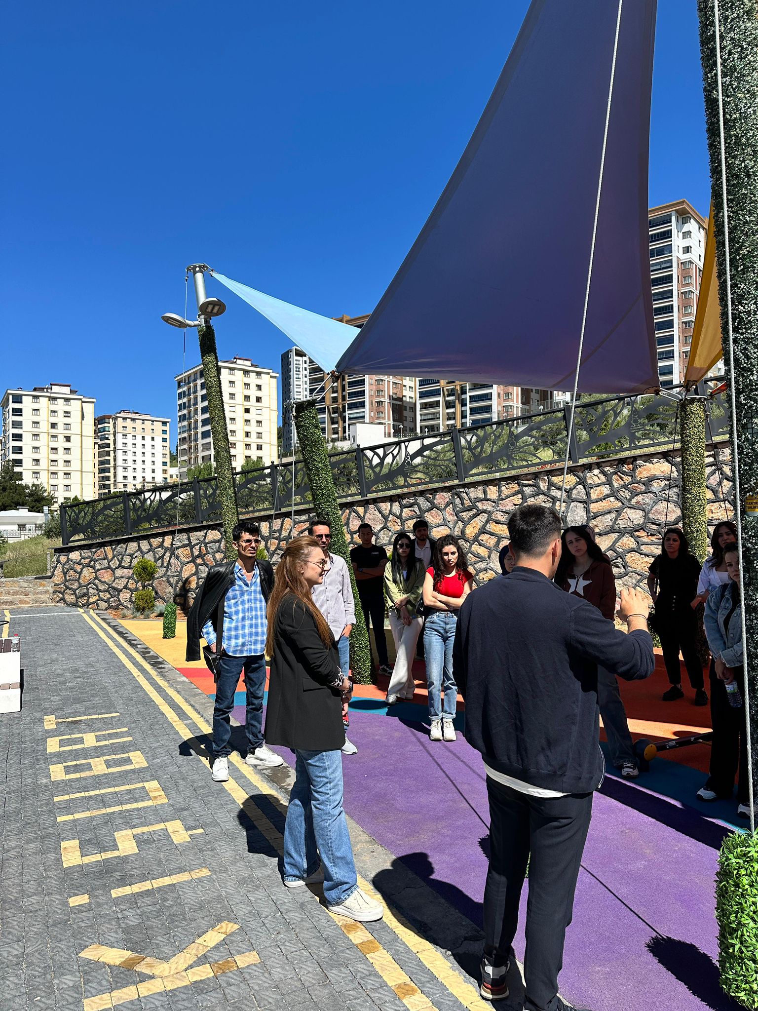 “Peyzaj Uygulama Teknikleri” dersi kapsamında Dr. Öğr. Üyesi Dilay Zülkadiroğlu koordinatörlüğünde teknik gezi düzenlenmiştir.